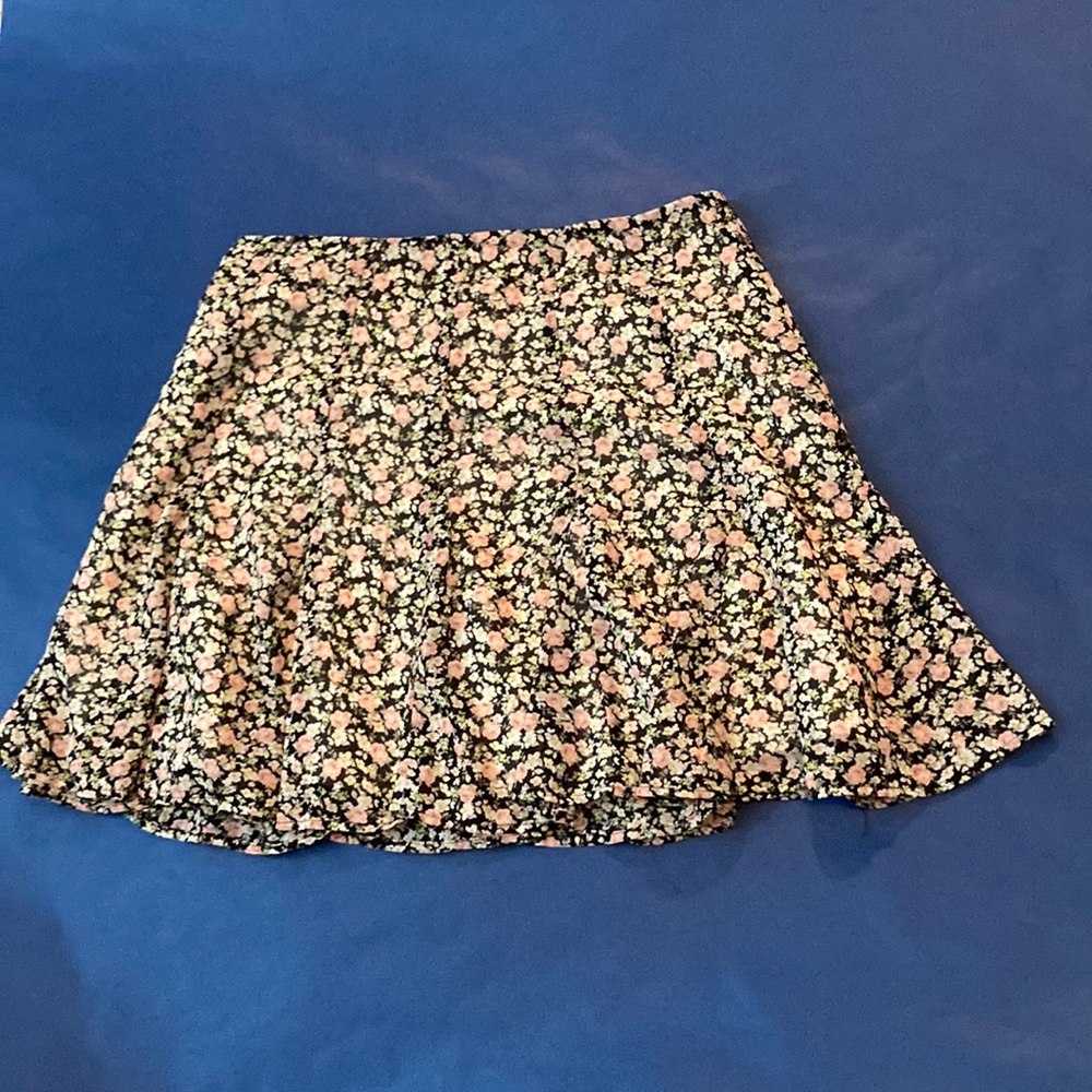• Flower-print skirt •
